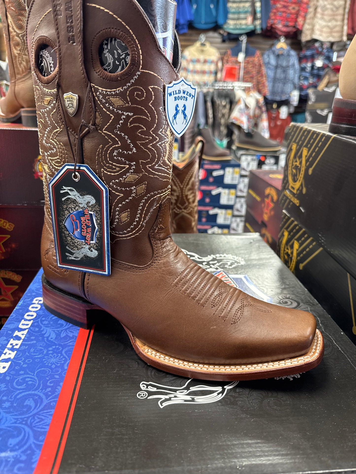 Wild West brown boots: square to pull-up brown