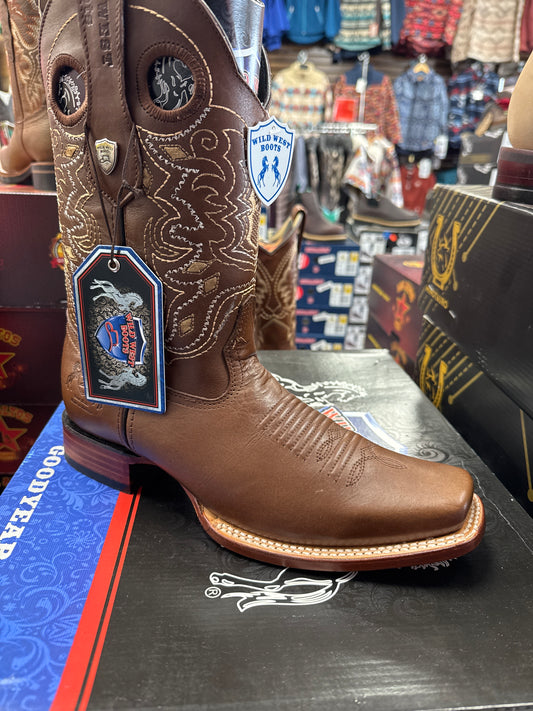 Wild West brown boots: square to pull-up brown