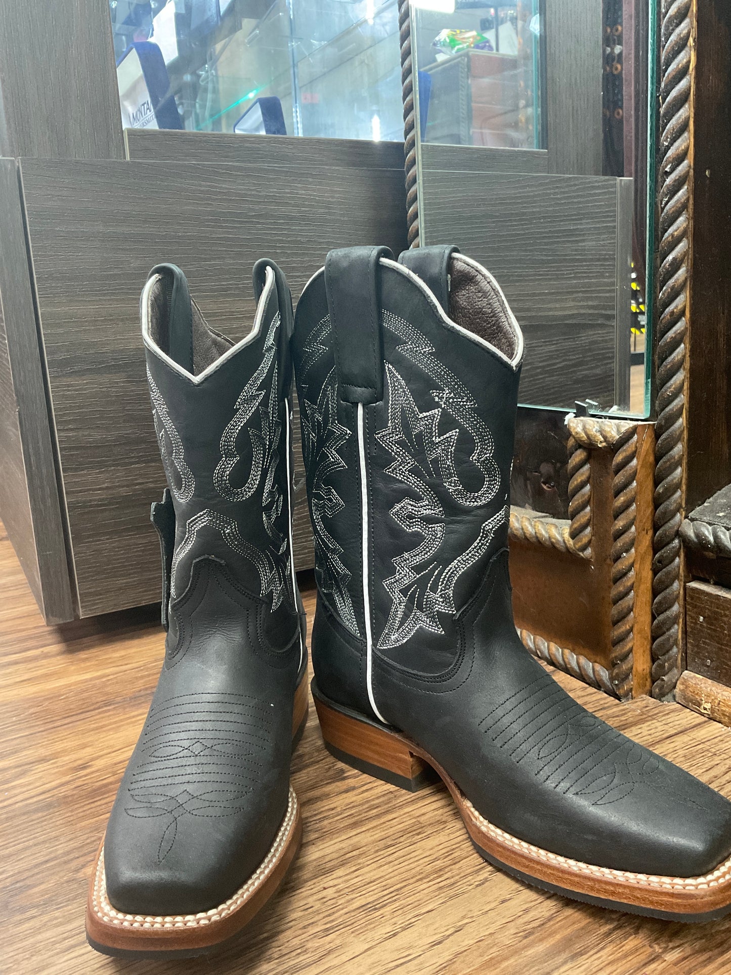 McAllen Wmns black boots
