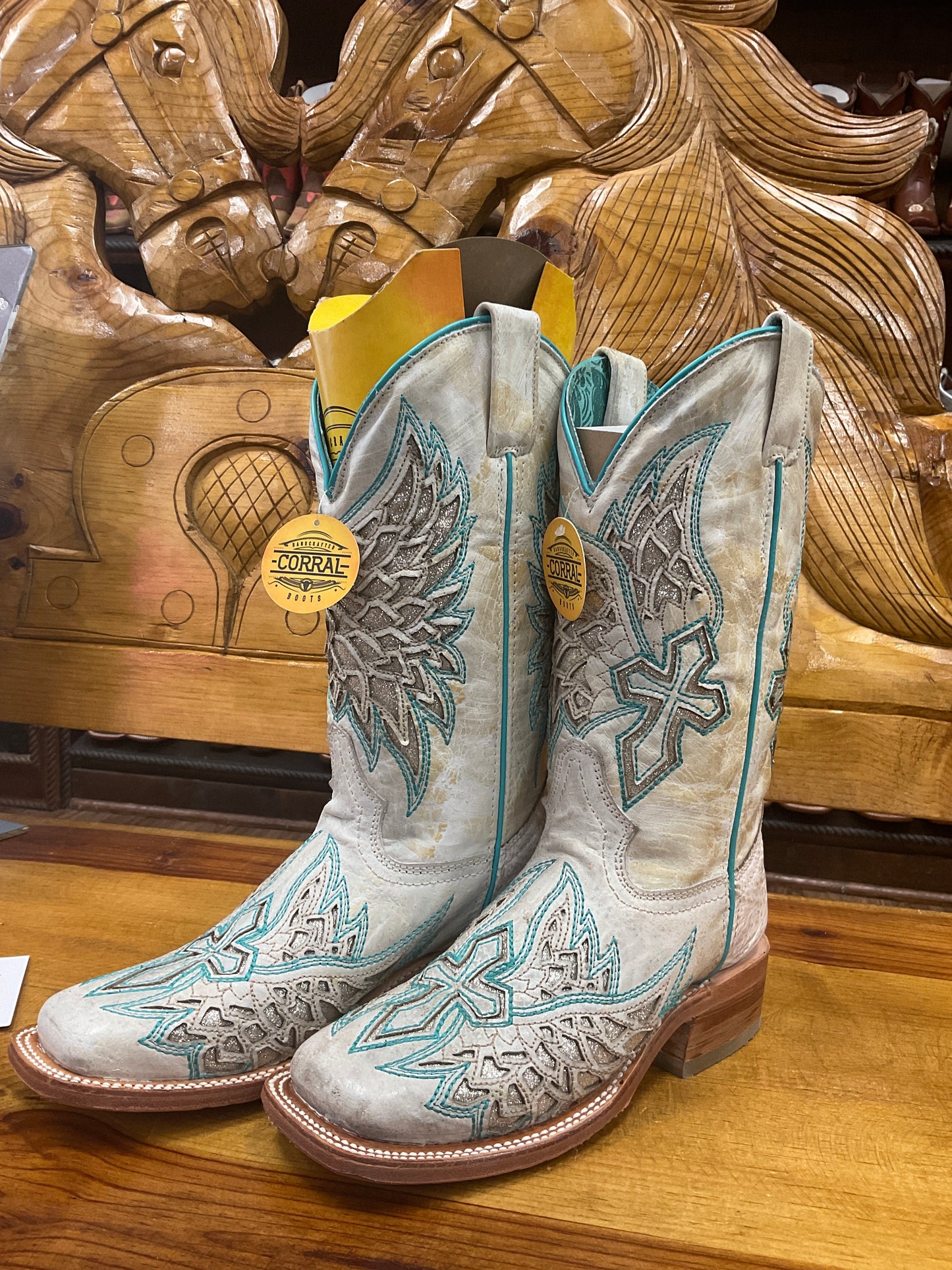 Corral Wmns white with gold inlay boot