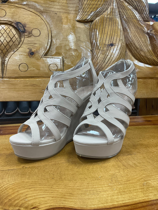 Flat cream high heel