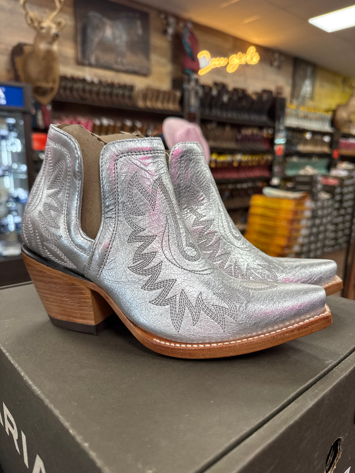 ARIAT Women’s Dixon shiny silver boots