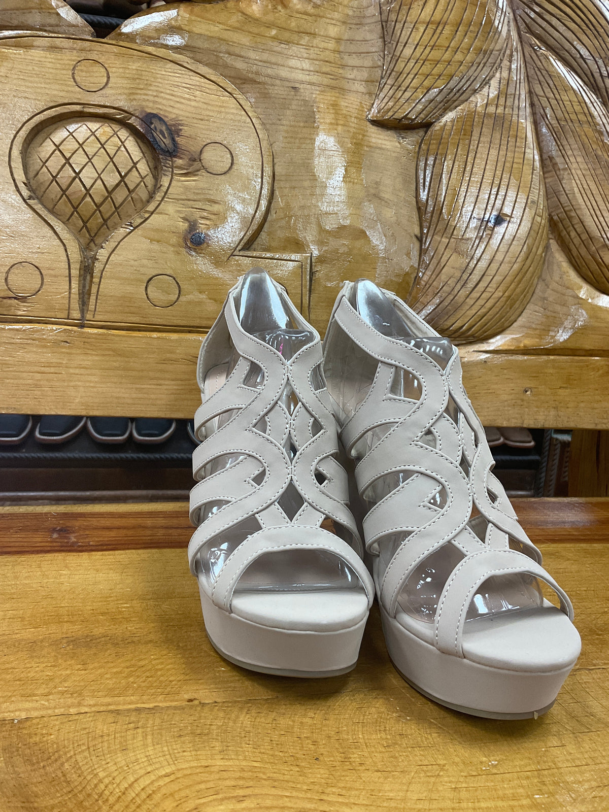 Flat cream high heel